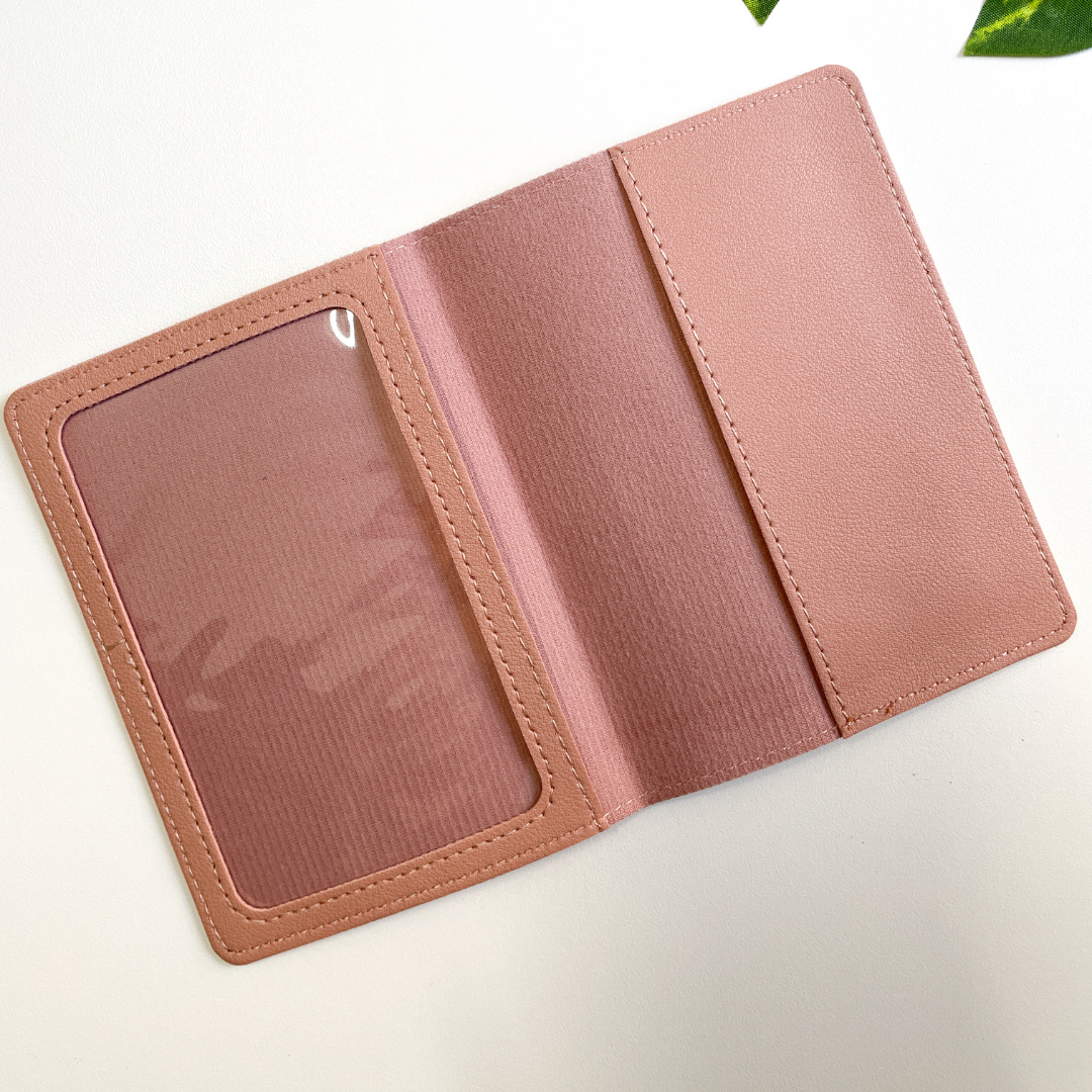 Capa / Porta Passaporte personalizado com seu nome e iniciais Preto