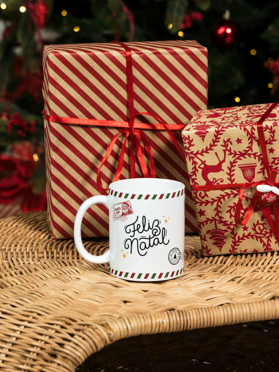Caneca de Natal em cerâmica branca com estampa temática natalícia.