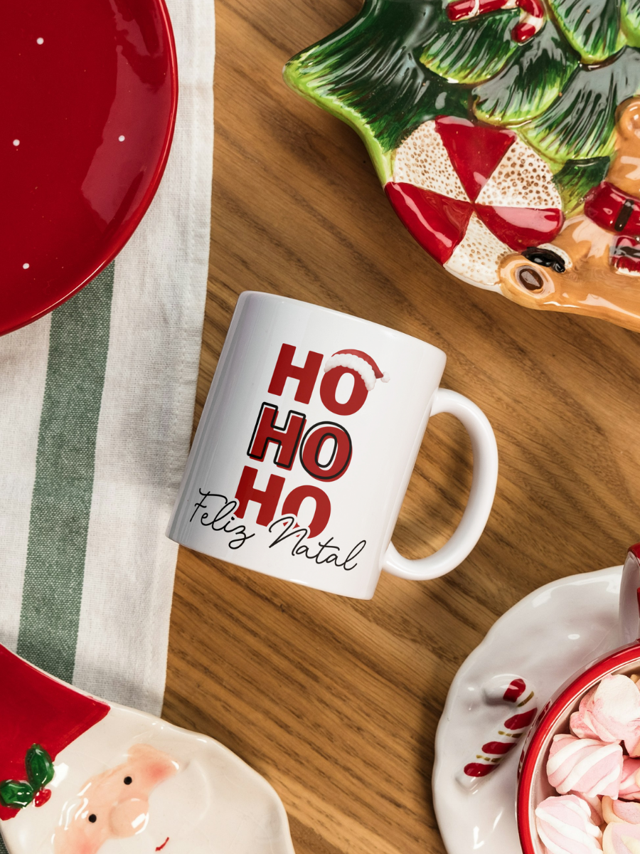 Caneca de Natal em cerâmica branca com estampa temática natalícia.