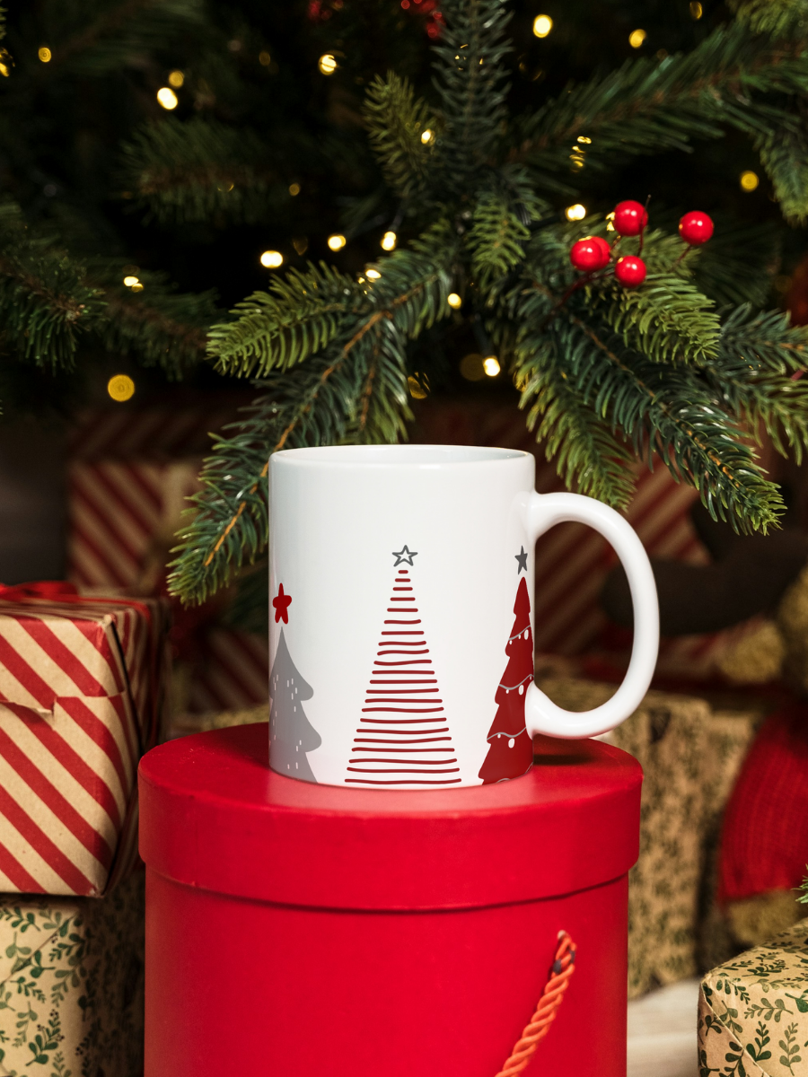 Caneca de Natal em cerâmica branca com estampa temática natalícia.