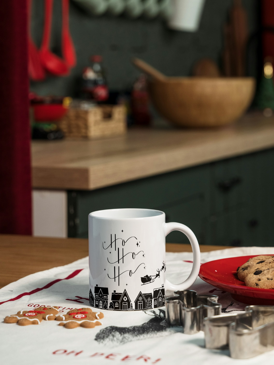 Caneca de Natal em cerâmica branca com estampa temática natalícia.