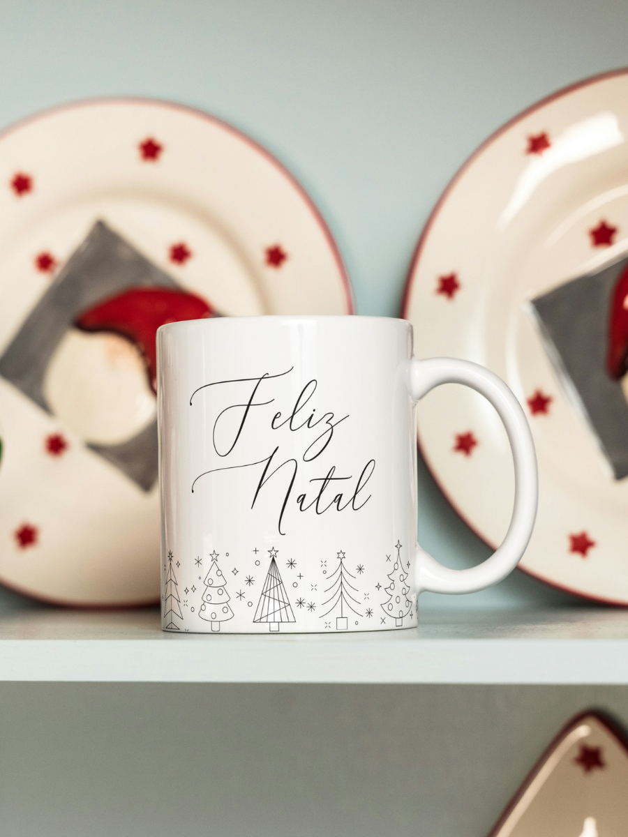 Caneca de Natal em cerâmica branca com estampa temática natalícia.