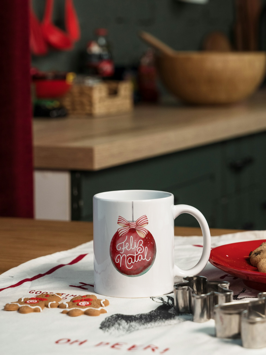 Caneca de Natal em cerâmica branca com estampa temática natalícia.