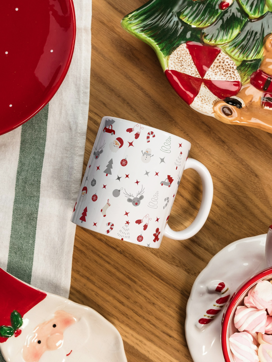 Caneca de Natal em cerâmica branca com estampa temática natalícia.