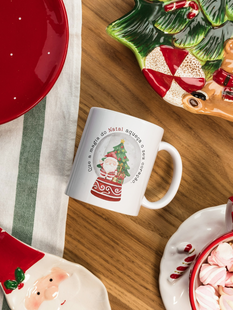 Caneca de Natal em cerâmica branca com estampa temática natalícia