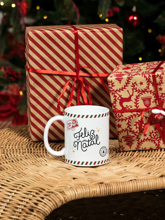 Caneca de Natal em cerâmica branca com estampa temática natalícia.