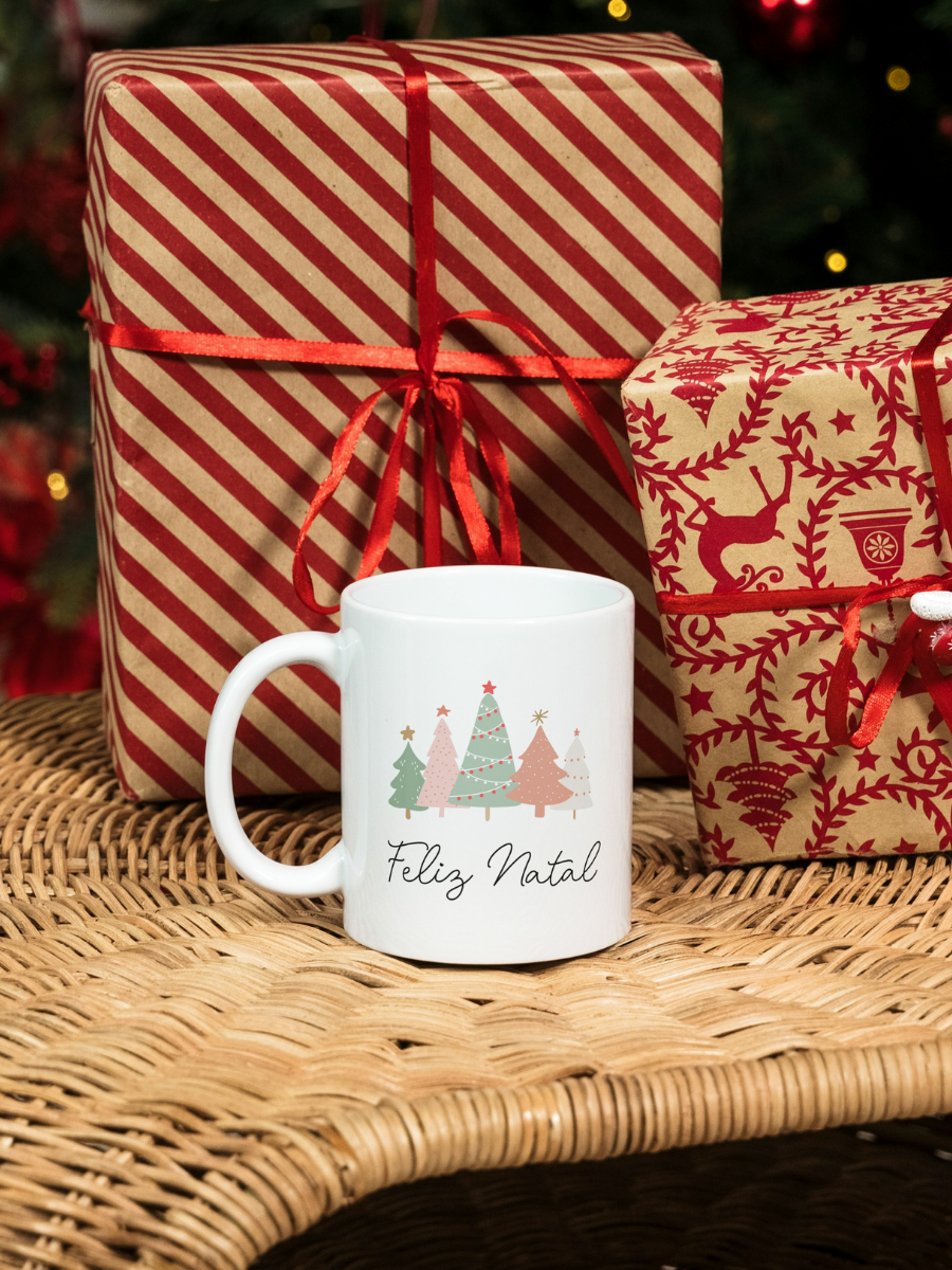 Caneca de Natal em cerâmica branca com estampa temática natalícia.