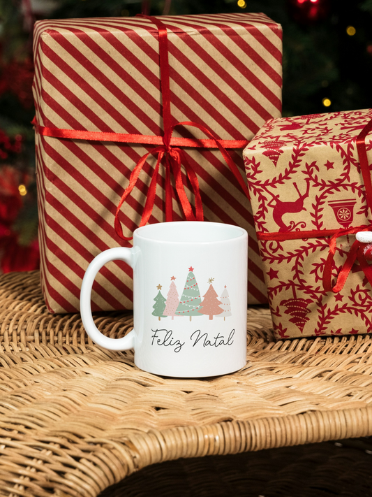 Caneca de Natal em cerâmica branca com estampa temática natalícia.