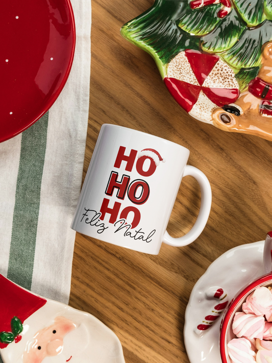 Caneca de Natal em cerâmica branca com estampa temática natalícia.