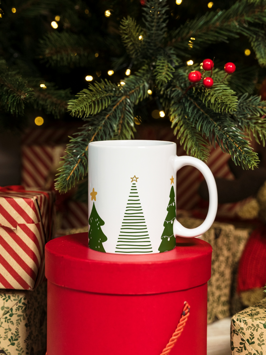 Caneca de Natal em cerâmica branca com estampa temática natalícia.