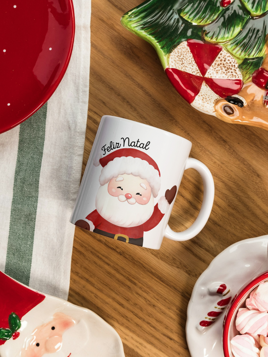 Caneca de Natal em cerâmica branca com estampa temática natalícia.