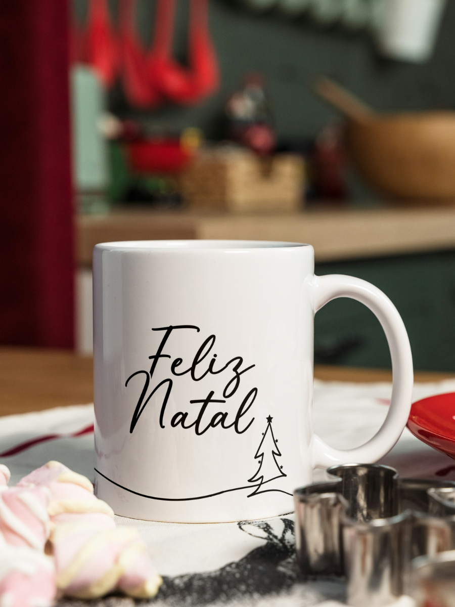 Caneca de Natal em cerâmica branca com estampa temática natalícia.