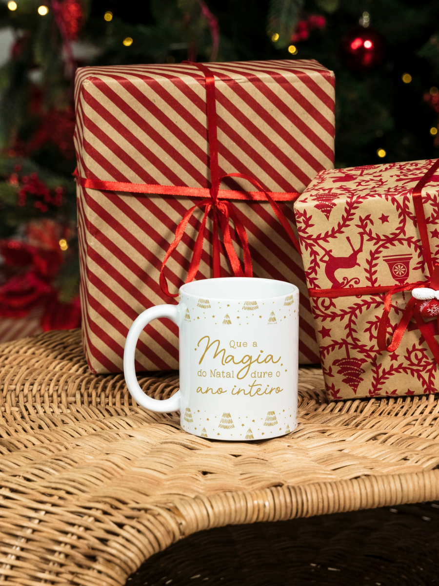 Caneca de Natal em cerâmica branca com estampa temática natalícia.