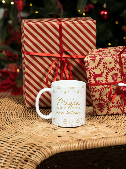 Caneca de Natal em cerâmica branca com estampa temática natalícia.