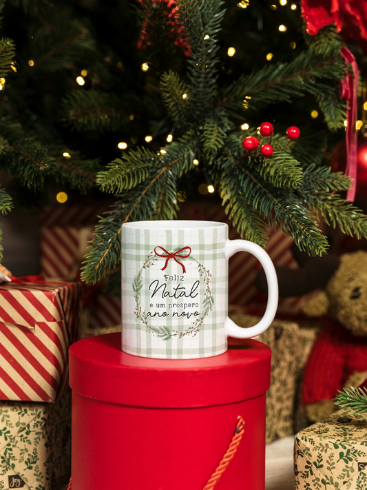 Caneca de Natal em cerâmica branca com estampa temática natalícia.