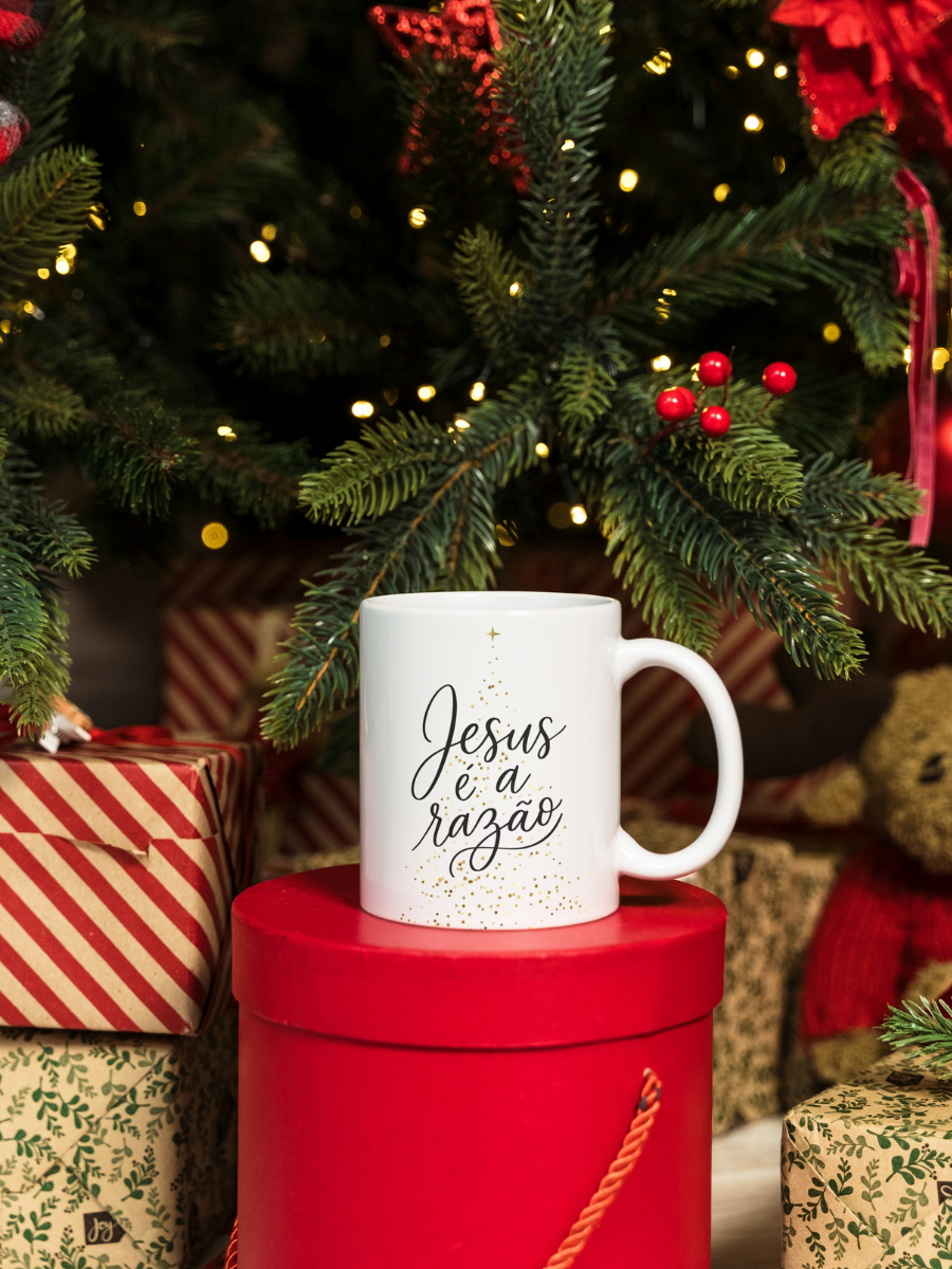 Caneca de Natal em cerâmica branca com estampa temática natalícia.