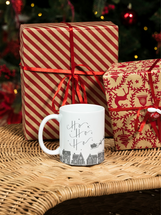 Caneca de Natal em cerâmica branca com estampa temática natalícia.