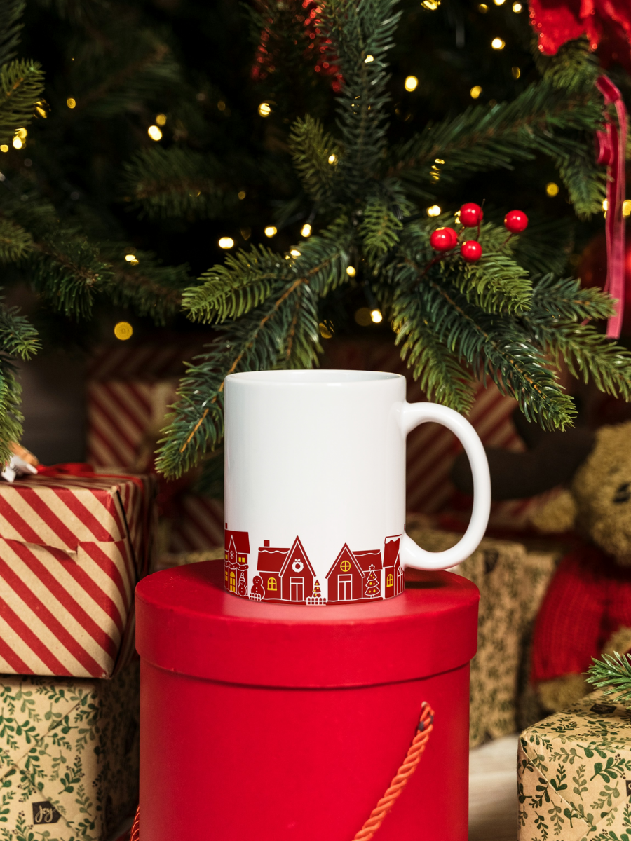 Caneca de Natal em cerâmica branca com estampa temática natalícia.