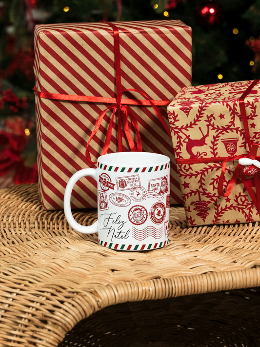 Caneca de Natal em cerâmica branca com estampa temática natalícia.