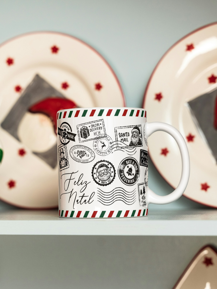 Caneca de Natal em cerâmica branca com estampa temática natalícia.