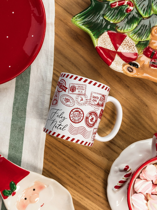 Caneca de Natal em cerâmica branca com estampa temática natalícia.