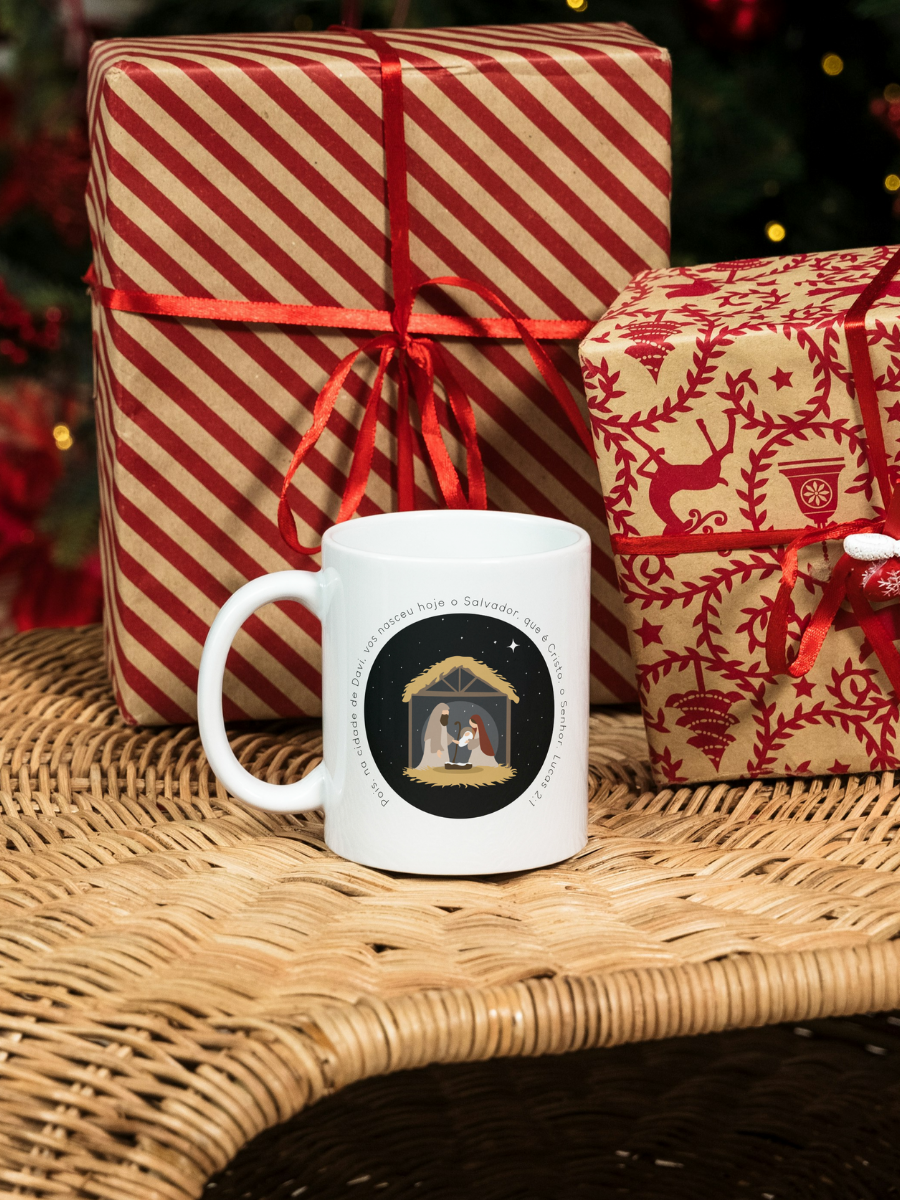 Caneca de Natal em cerâmica branca com estampa temática natalícia.