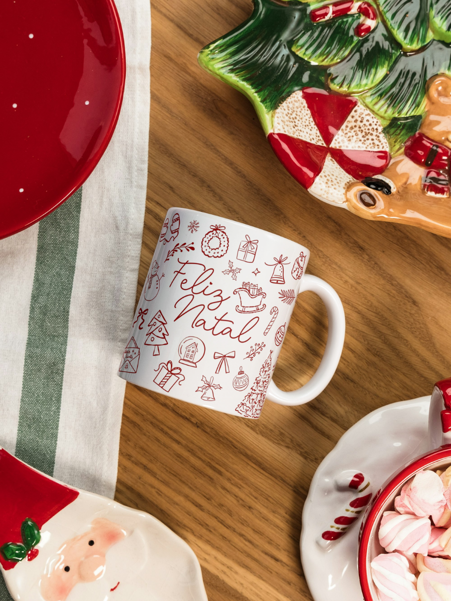 Caneca de Natal em cerâmica branca com estampa temática natalícia.