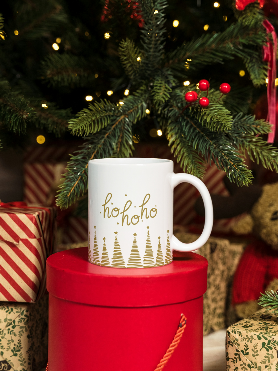 Caneca de Natal em cerâmica branca com estampa temática natalícia.