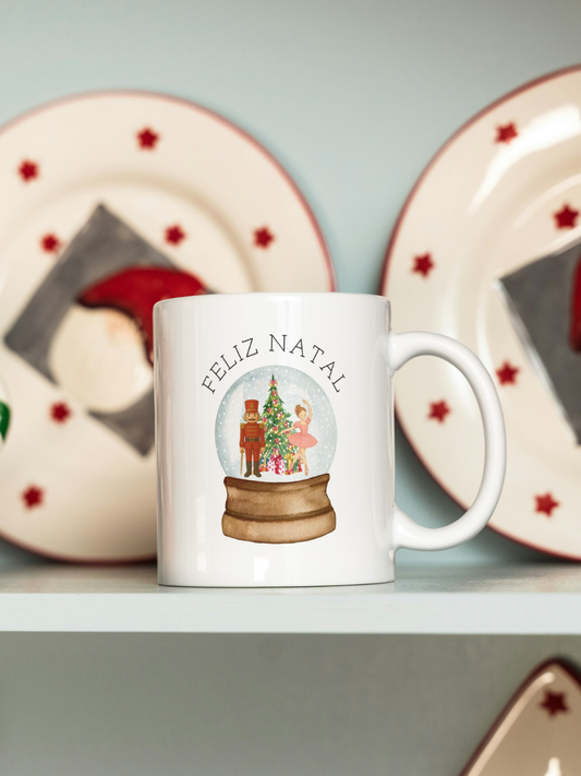 Caneca de Natal em cerâmica branca com estampa temática natalícia.