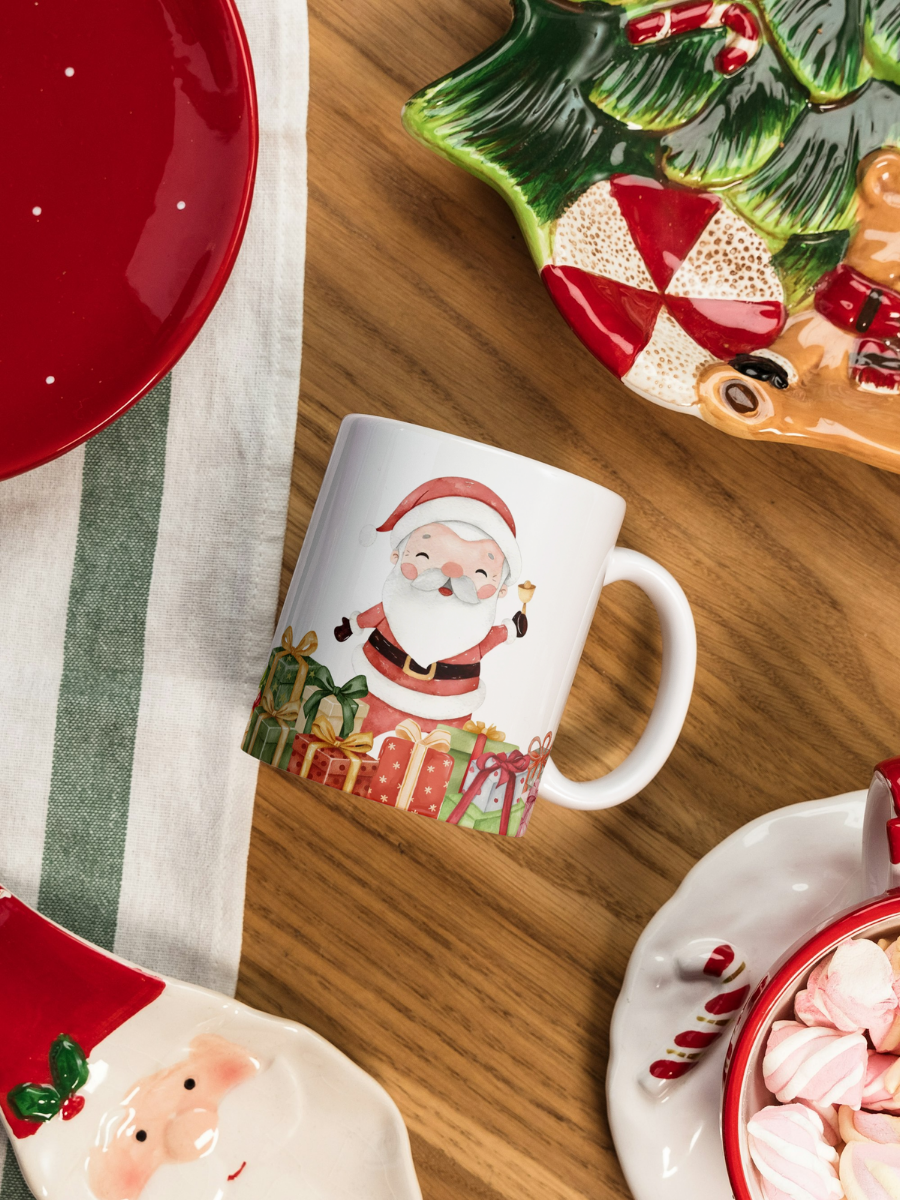 Caneca de Natal em cerâmica branca com estampa temática natalícia.
