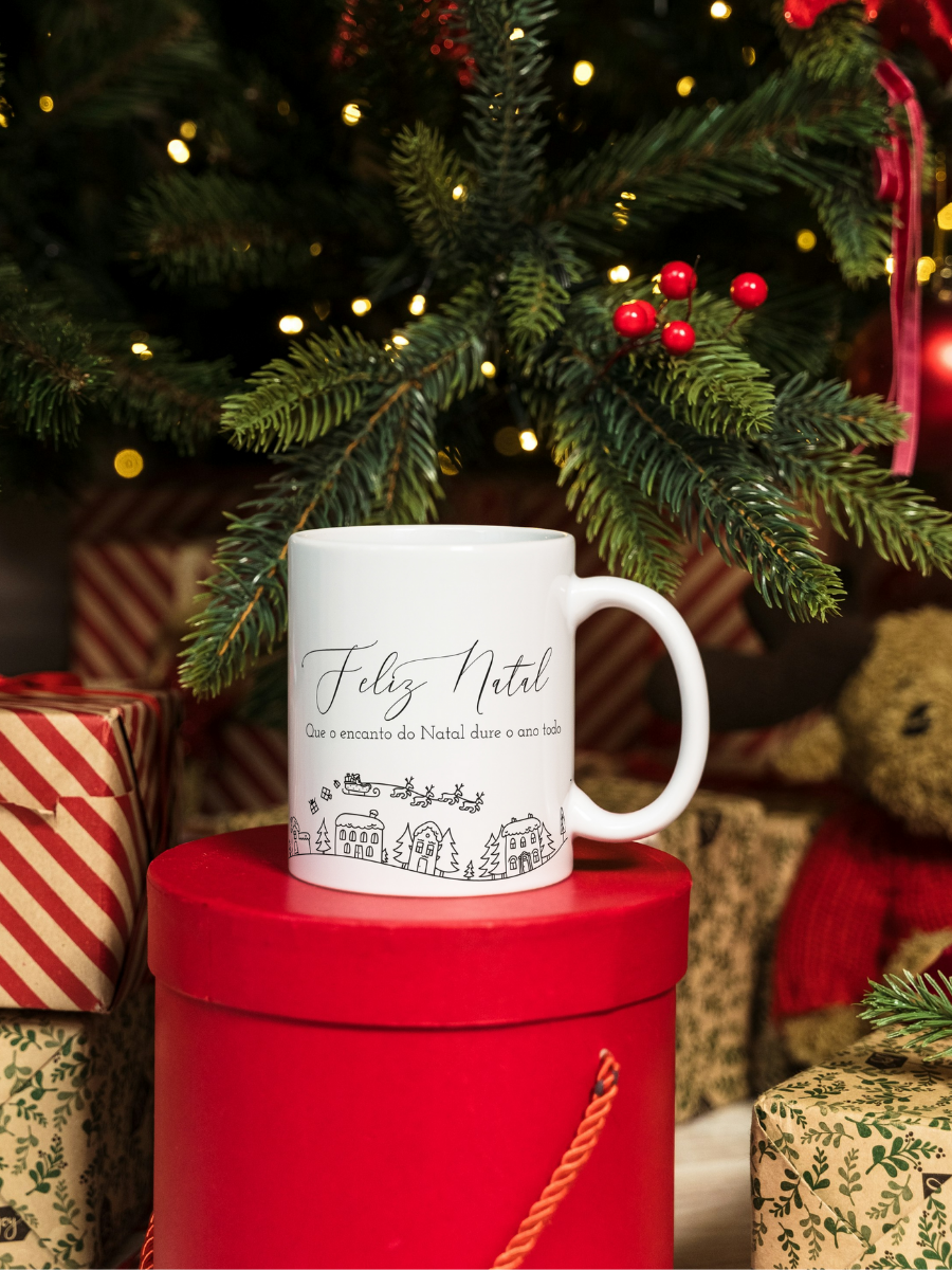 Caneca de Natal em cerâmica branca com estampa temática natalícia.