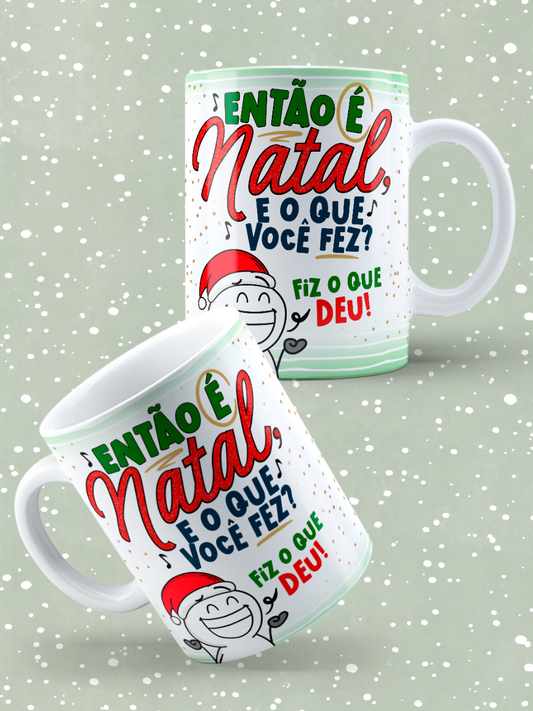 Caneca de Natal em cerâmica branca com estampa temática natalícia.