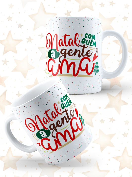 Caneca de Natal em cerâmica branca com estampa temática natalícia.